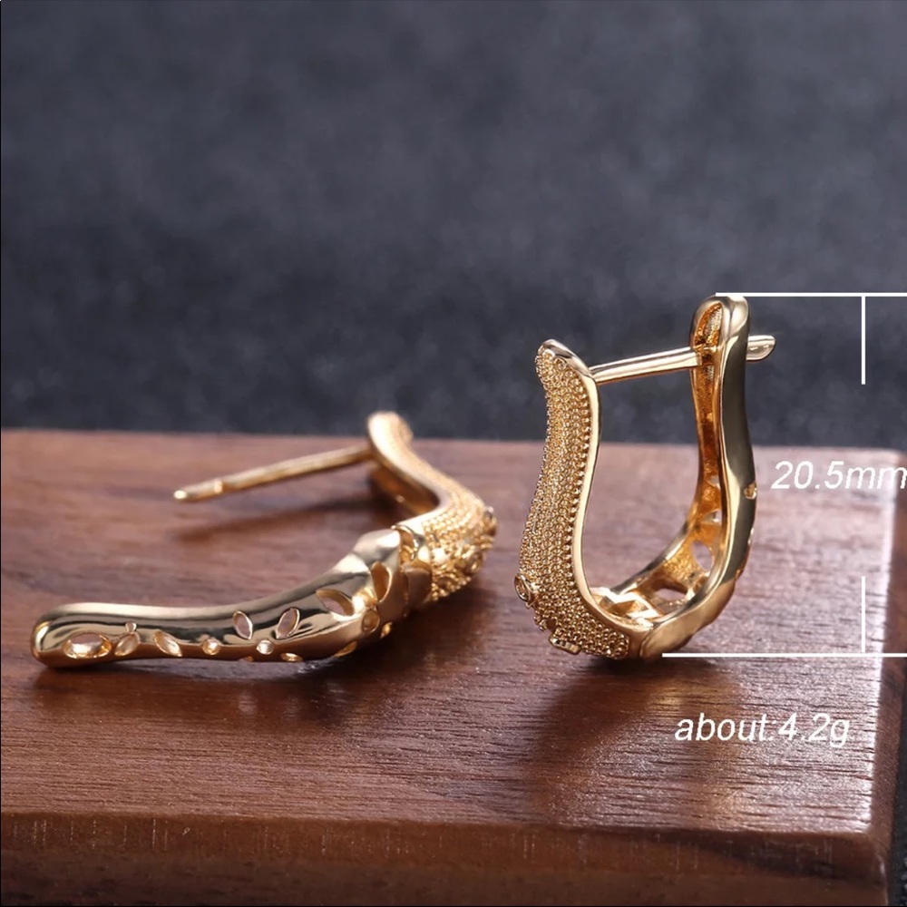 *NEW*yellow Gold Plated U Shape Stud Earrings - Picture 3 of 3